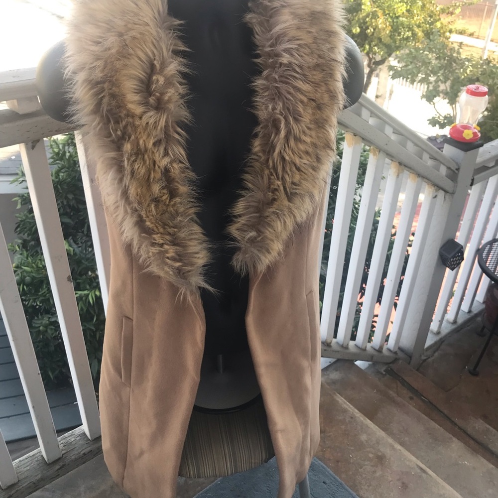Guess vest, fur collar, pockets, lined..